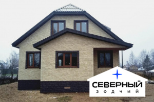 Каркасный дом размером 8х8м с внешней отделкой фасадными панелями.