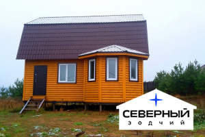 Каркасный дом размером 7,5х8,0 м, с эркером, внешней отделкой блок хаусом.